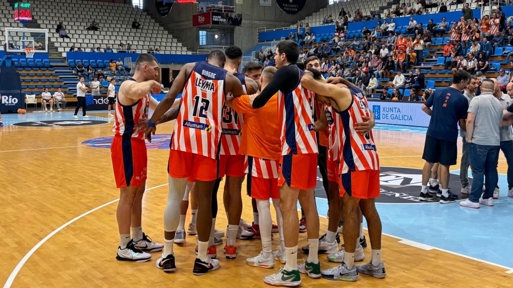 La plantilla del Basquet Coruña en la previa del duelo contra Obradoiro en Copa Galicia.