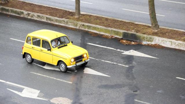 Un vehículo histórico circula por la vía