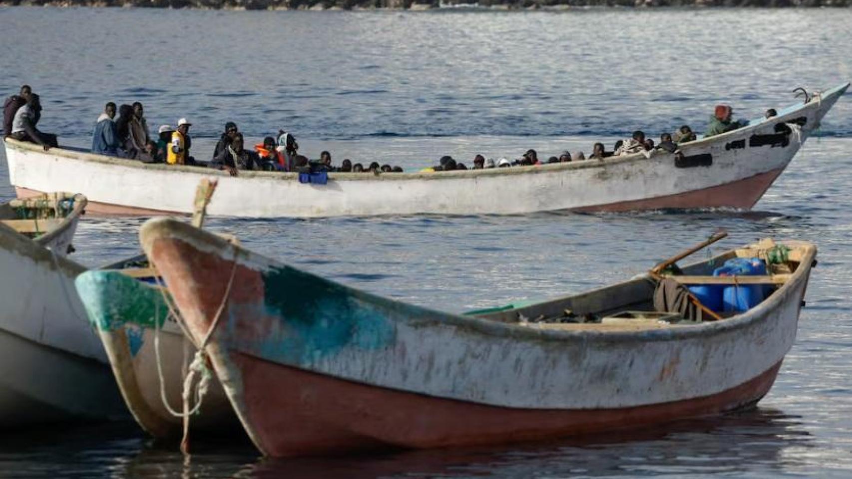 Imagen de archivo de un cayuco con migrantes africanos en el puerto grancanario de Arguineguín, en febrero.