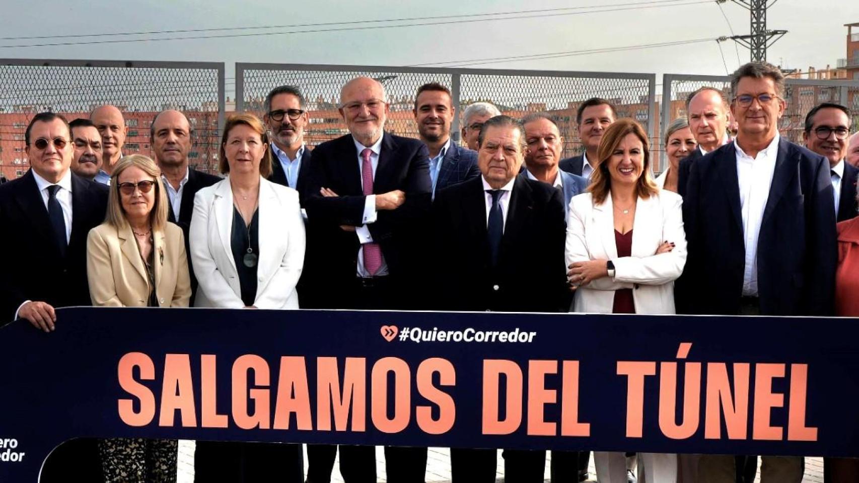 Juan Roig, en el centro, junto a Vicente Boluda y María José Catalá. EE