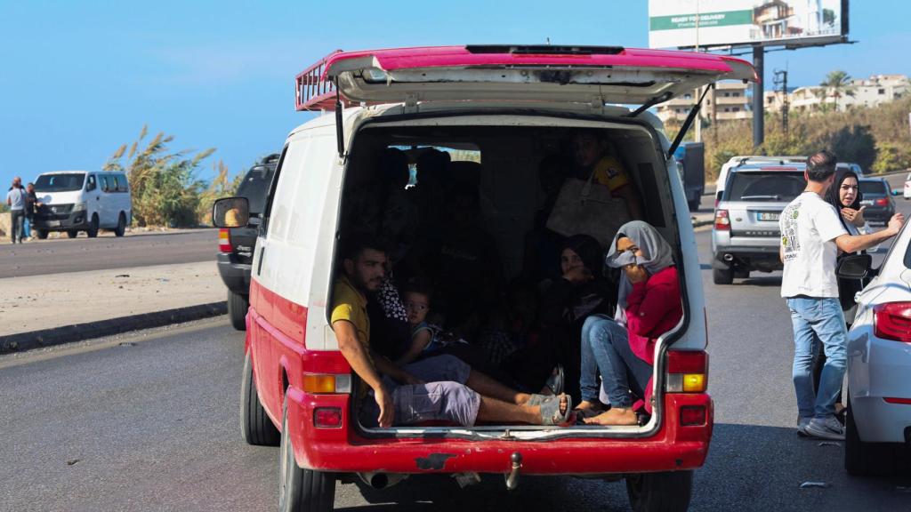 Una familia en una furgoneta se dirige desde la ciudad costera de Sidon hacia el norte de Líbano.