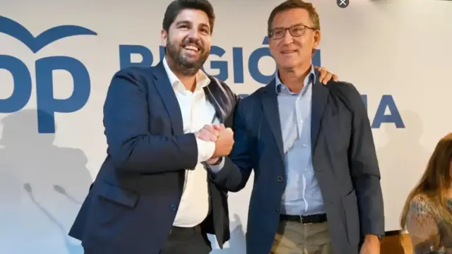 López Miras y Núñez Feijóo, en abril de 2023, durante la presentación de los 45 candidatos del PP a los ayuntamientos de la Región de Murcia.