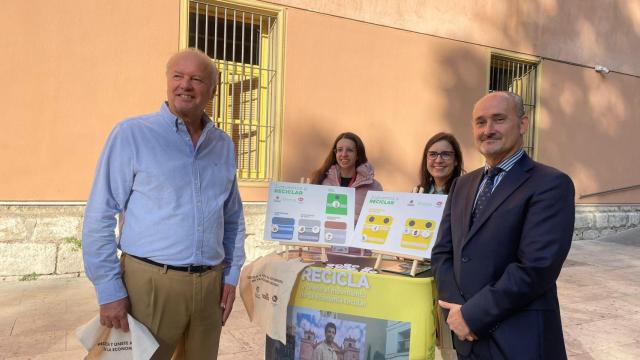 El concejal de Salud Púbica y Seguridad Ciudadana, Alberto Cuadrado, (derecha) acompañado del representante de Ecoembes, Juan Alonso de Velasco (izquierda), en una de las mesas informativas en la plaza de la Trinidad