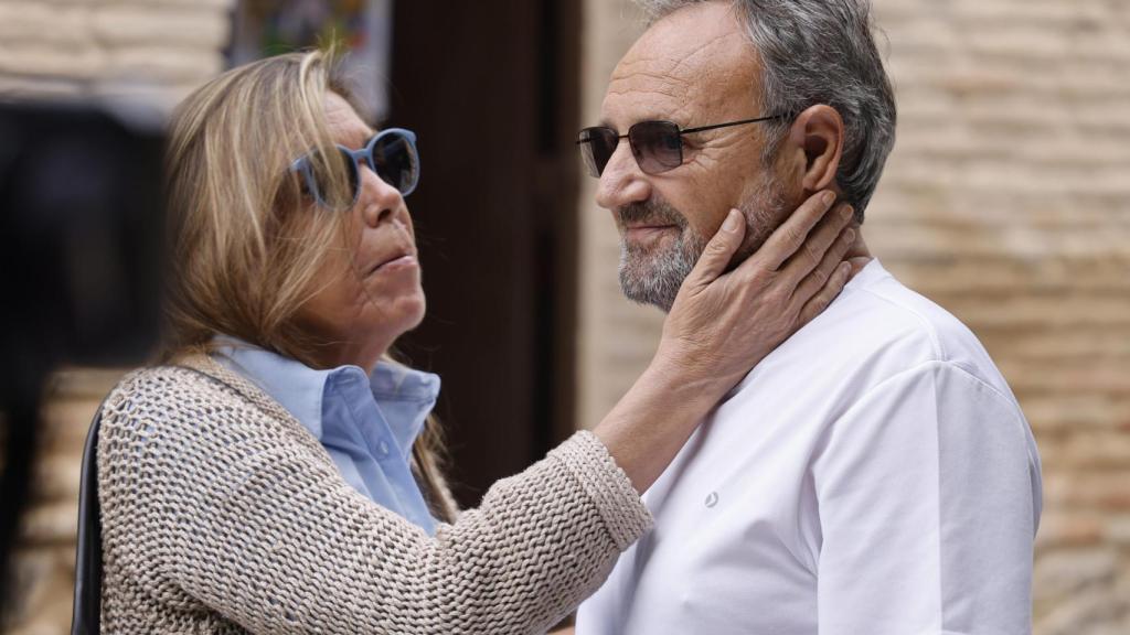 Ramón González es consolado por otra de las voluntarias de la ONG.