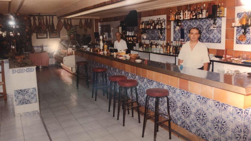 El Restaurante Carlos en los años 90. En la barra, Paco (d) y José Campillo (i), padre y abuelo del actual propietario.