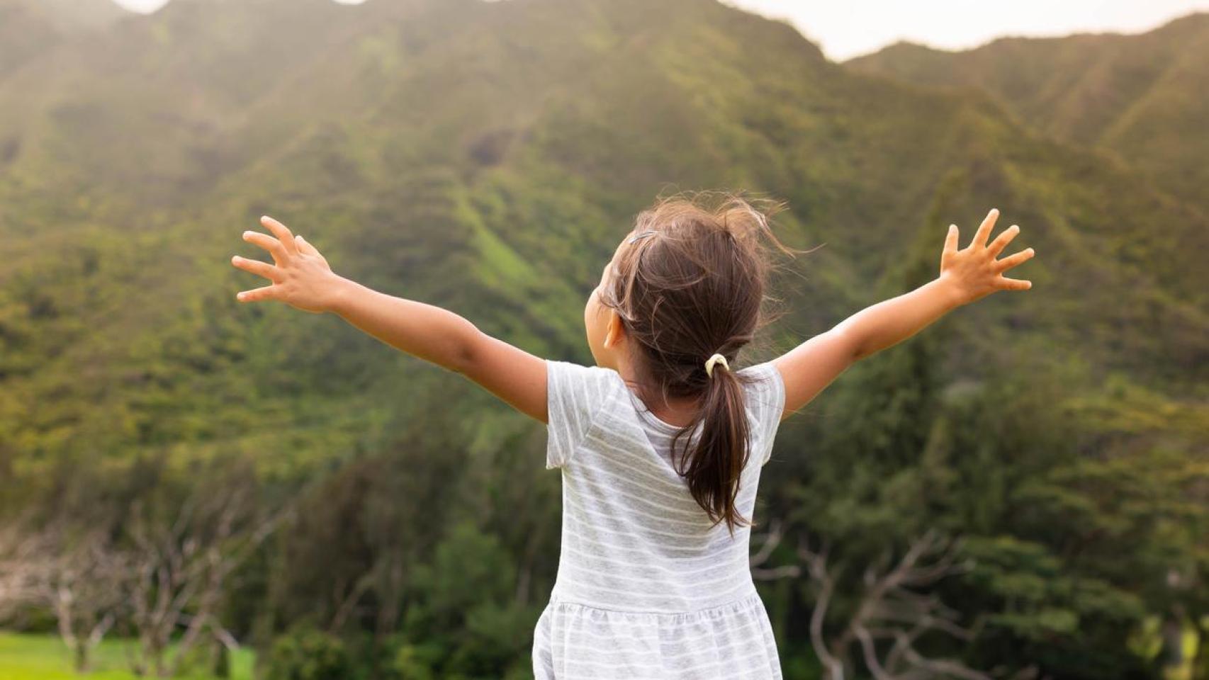 Imagen de archivo de una niña en la naturaleza.