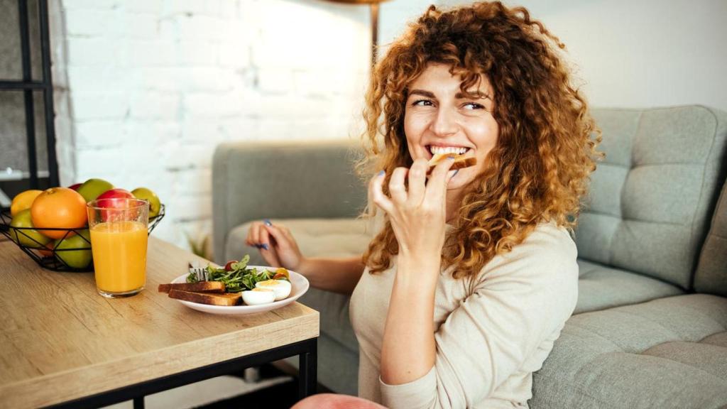 Mujer comiendo.