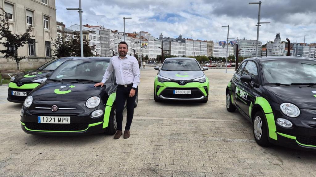 José Manuel Martínez, fundador de Mobify, con la flota de vehículos en A Coruña.