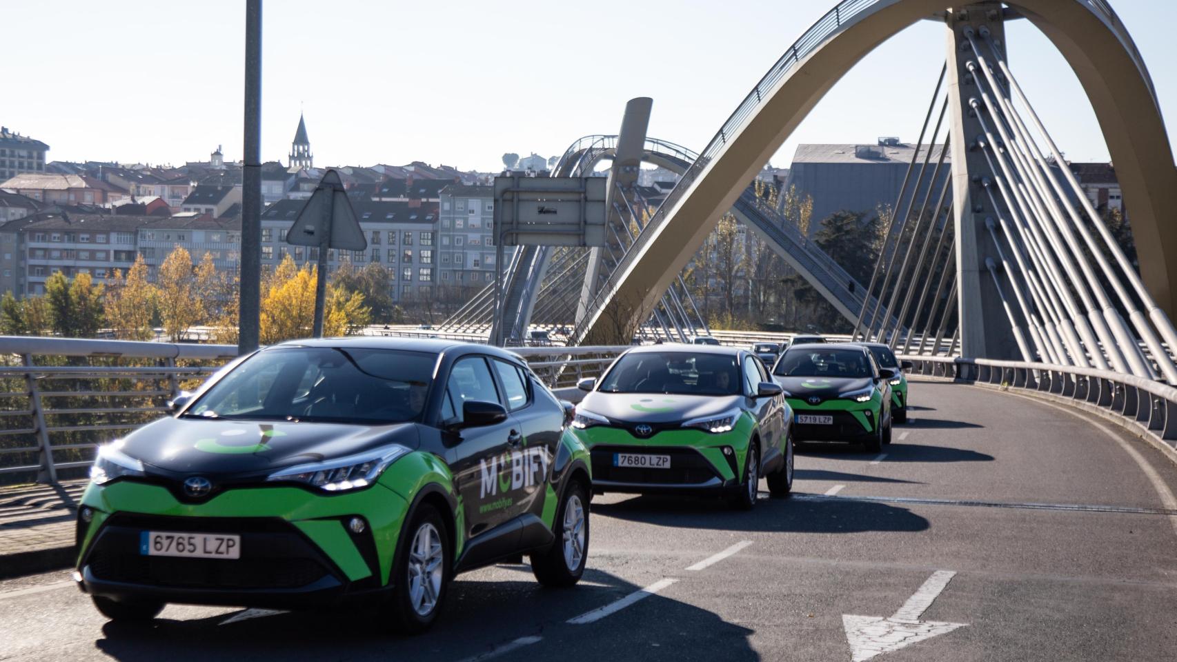 Flota de coches de Mobify en el Puente del Milenio en Ourense