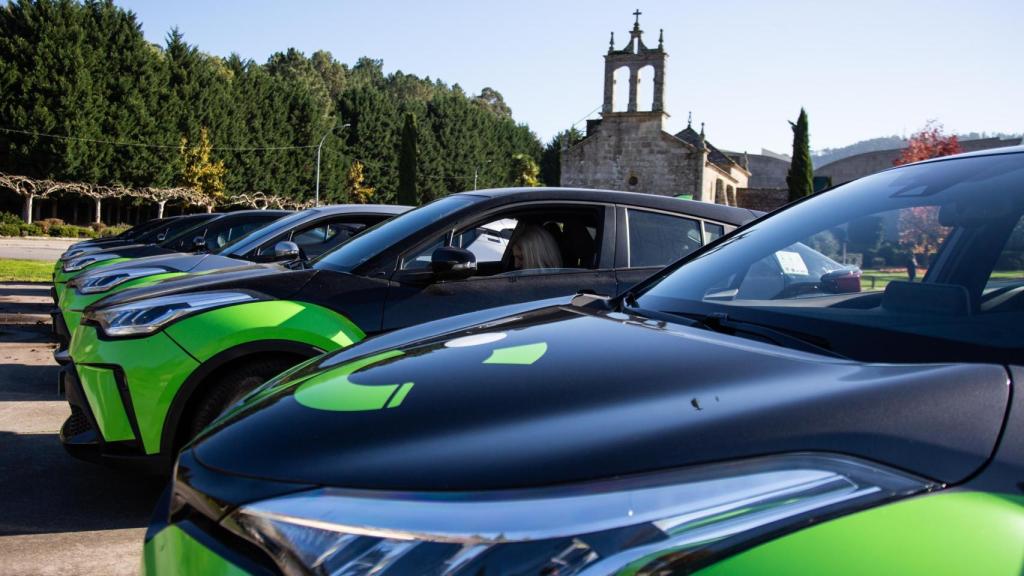 Vehículos de 'carsharing 'y 'rent-a-car' de Mobify en el Balneario de Laias Caldaria en Cenlle.