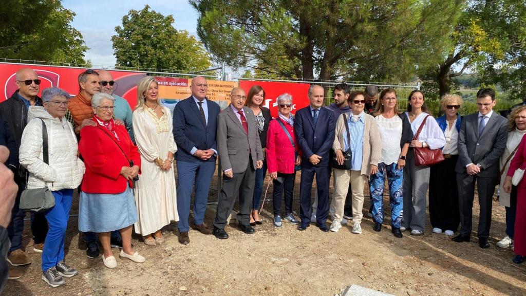 El equipo de gobierno junto a los representantes de la Feria de Folklore y Gastronomía