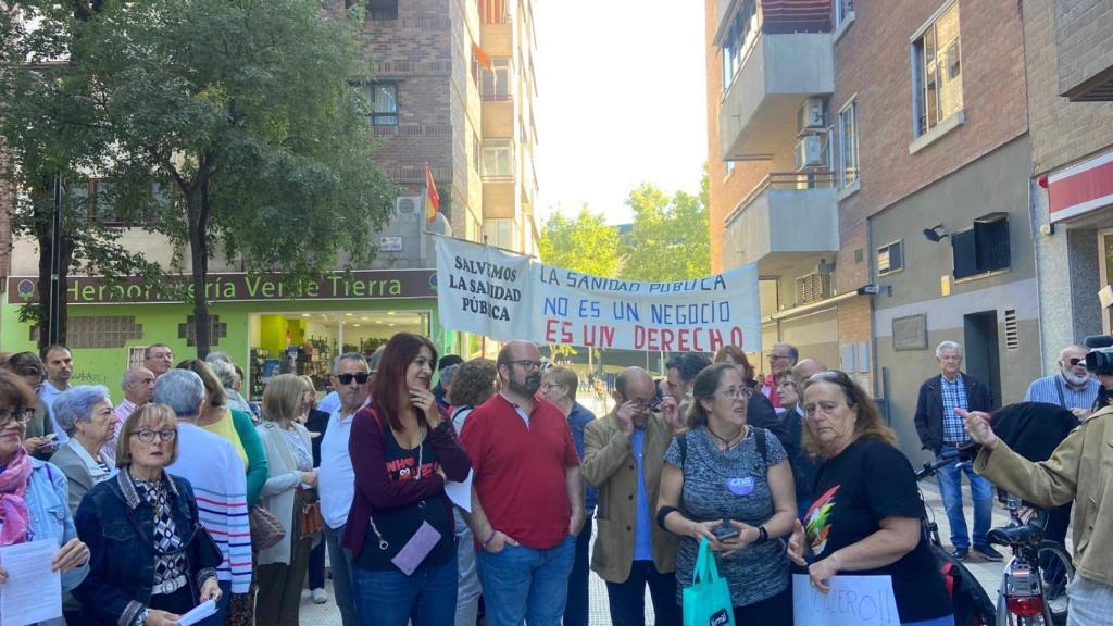 La concentración de este martes ha tenido lugar en el ambulatorio Amparo Poch.