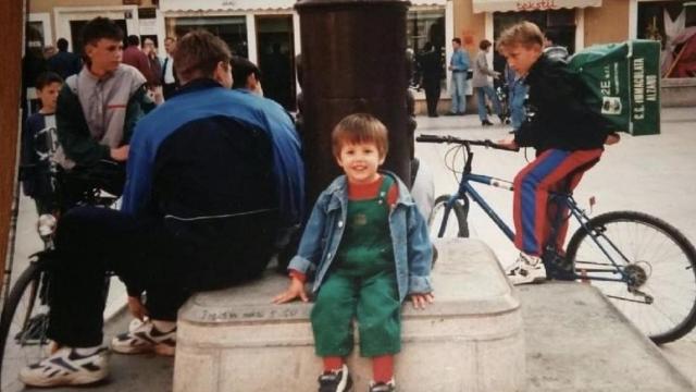 Luka Modric subido a una bicicleta hablando con sus amigos en 1999 en Zadar