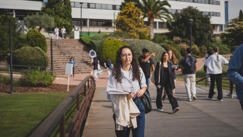 Waheda y otros estudiantes en la vuelta a clase.