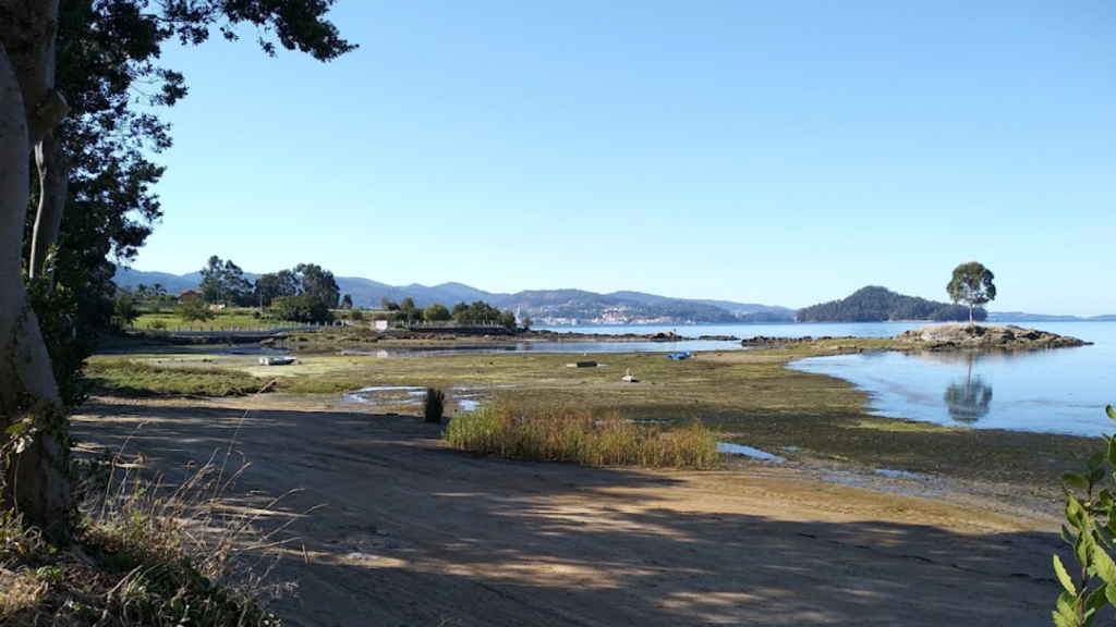 Vista del entorno de la playa da Ostreira y del Illote dos Ratos