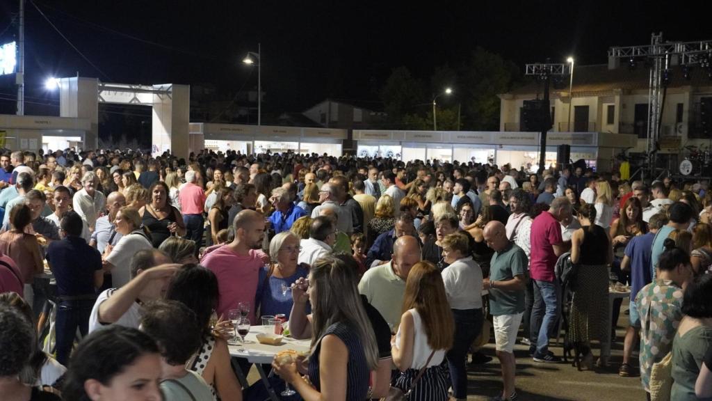 Cientos de personas disfrutando de una edición de la Feria SanVino.