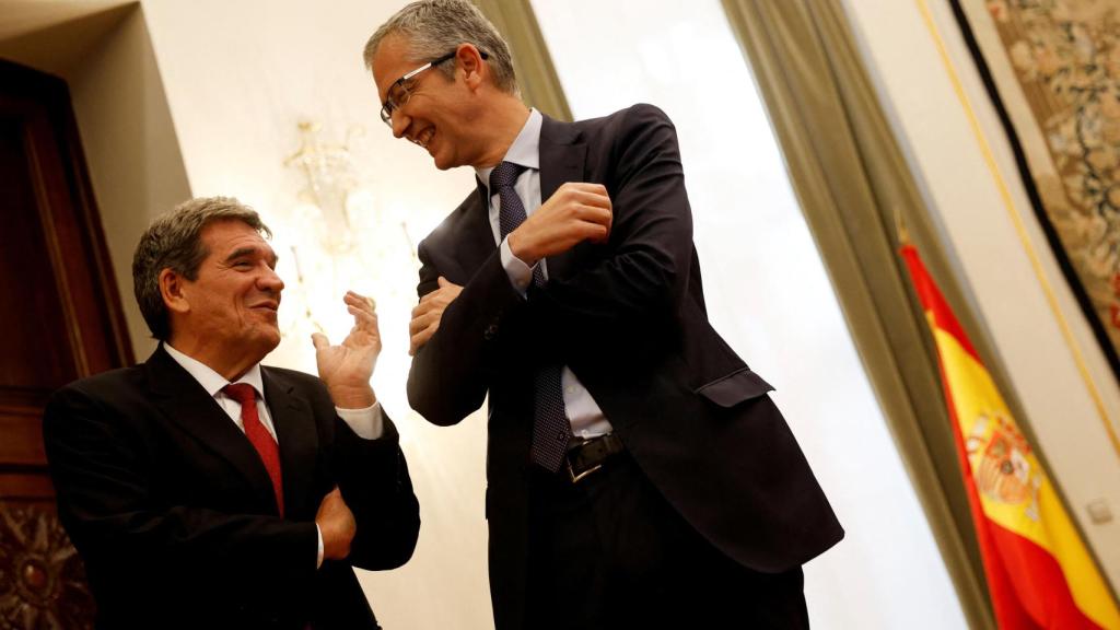 José Luis Escrivá, gobernador del Banco de España, junto a su predecesor en el cargo, Pablo Hernández de Cos, durante la toma de posesión del primero.