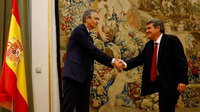 José Luis Escrivá, gobernador del Banco de España, junto a su predecesor en el cargo, Pablo Hernández de Cos, durante la toma de posesión del primero.