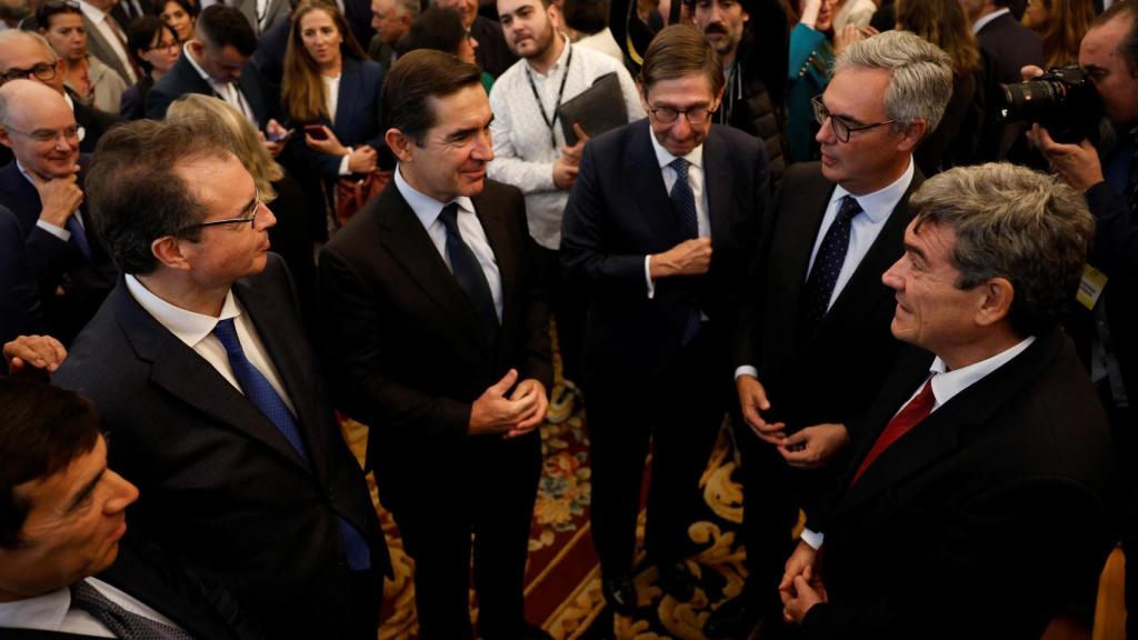 Carlos Torres, presidente de BBVA; José Ignacio Goirigolzarri, presidente de CaixaBank, y José Sevilla, presidente de Unicaja, conversan con el nuevo gobernador del Banco de España, José Luis Escrivá.