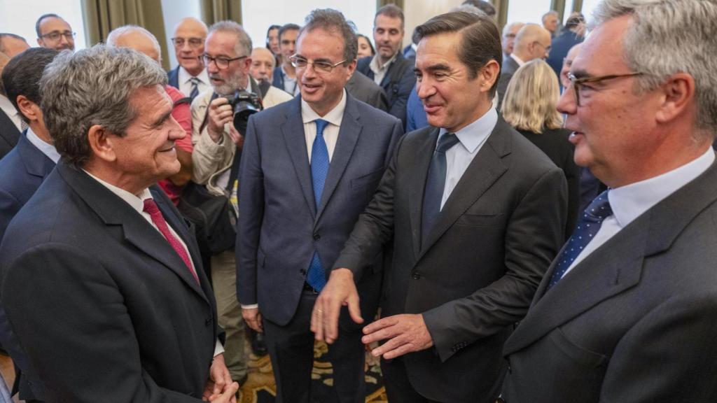 José Luis Escrivá, gobernador del Banco de España, conversa con Carlos Torres, presidente de BBVA, y José Sevilla, presidente de Unicaja, entre otros asistentes a su toma de posesión en la sede del supervisor.