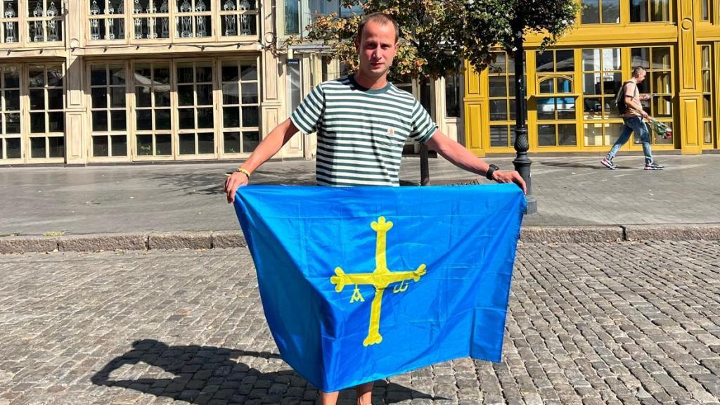 Adrián en Kiev con una bandera de Asturias.