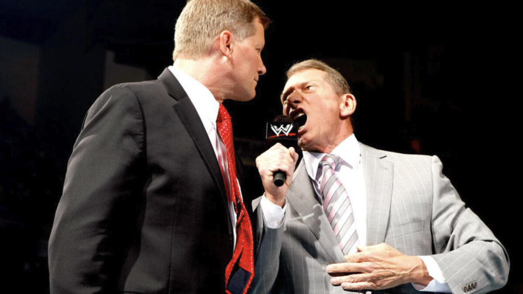 John Laurinaitis, a la izquierda, y Vince McMahon, a la derecha, durante un programa de WWE