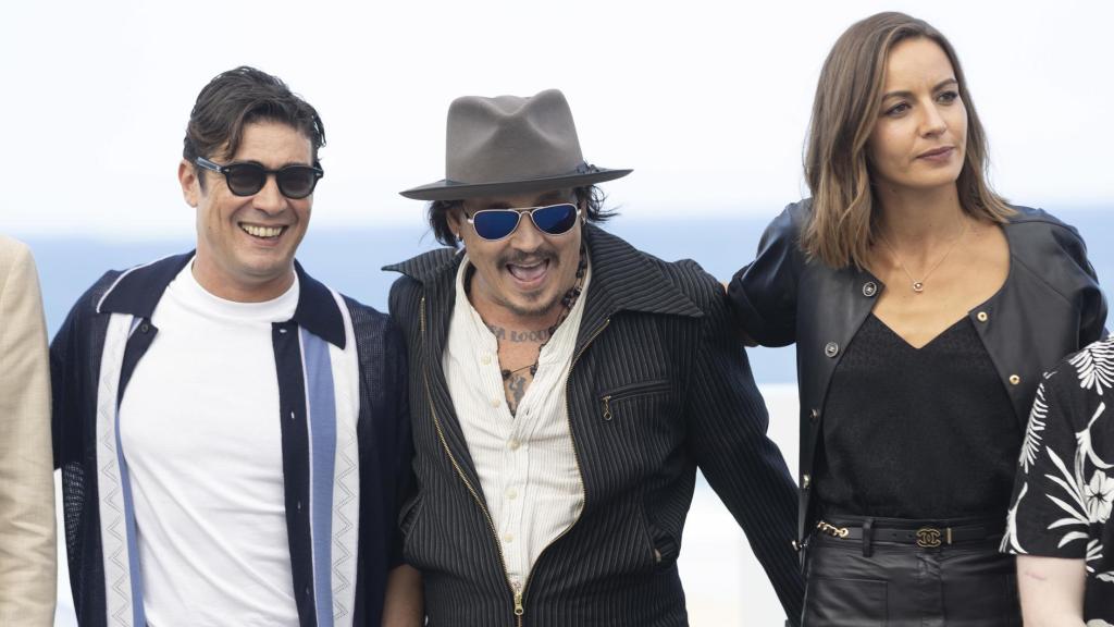 El realizador Johnny Depp (c) posa este martes junto a los actores, Riccardo Scarmarcio (i) y Antonia Desplat (d) tras presentar su película Modi, three days on the wing of madness en el Festival de Cine de San Sebastián.  Foto: EFE/Juan Herrero