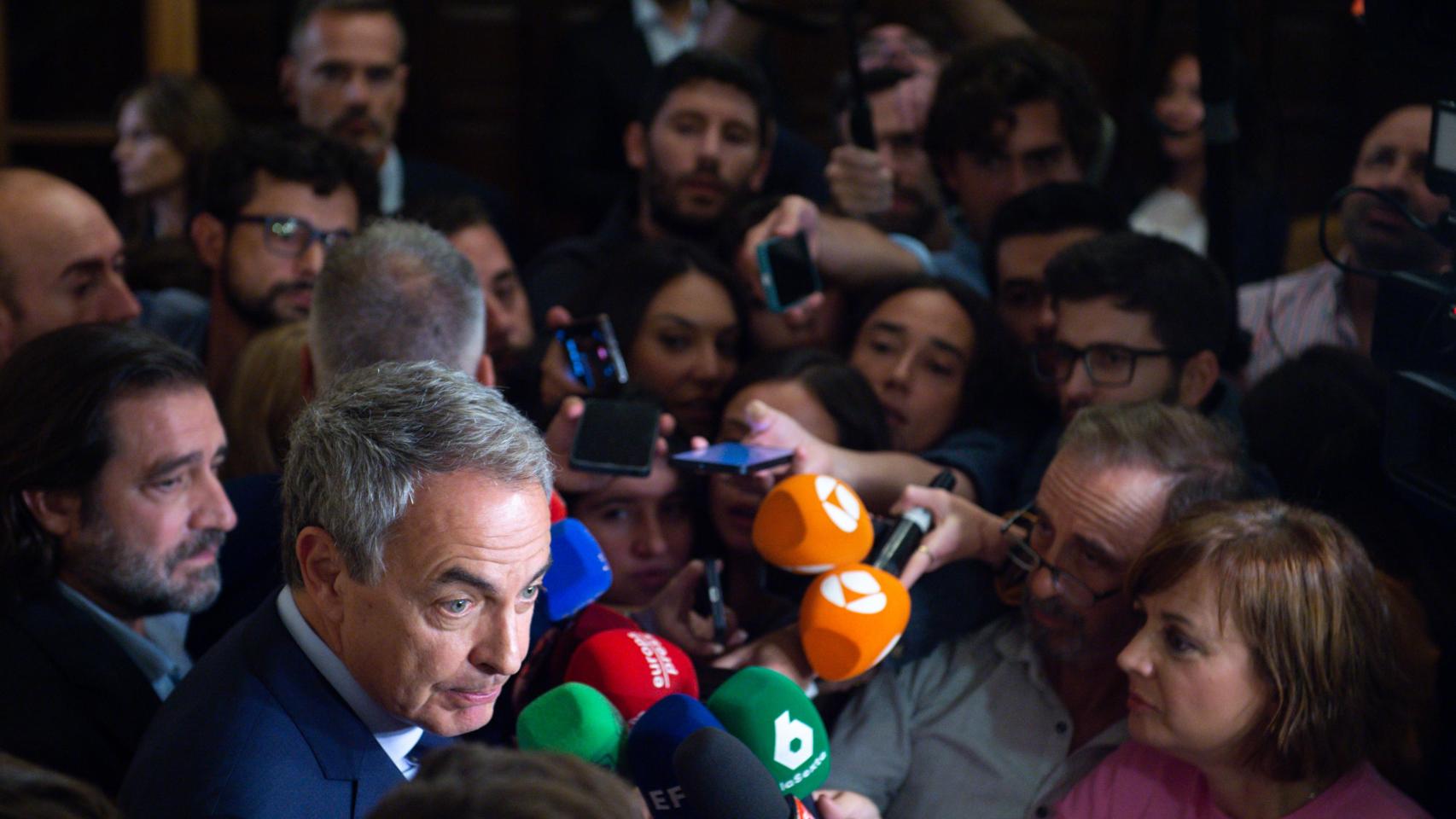 El expresidente José Luis Rodríguez Zapatero atiende a los medios de comunicación en el Ateneo de Madrid.