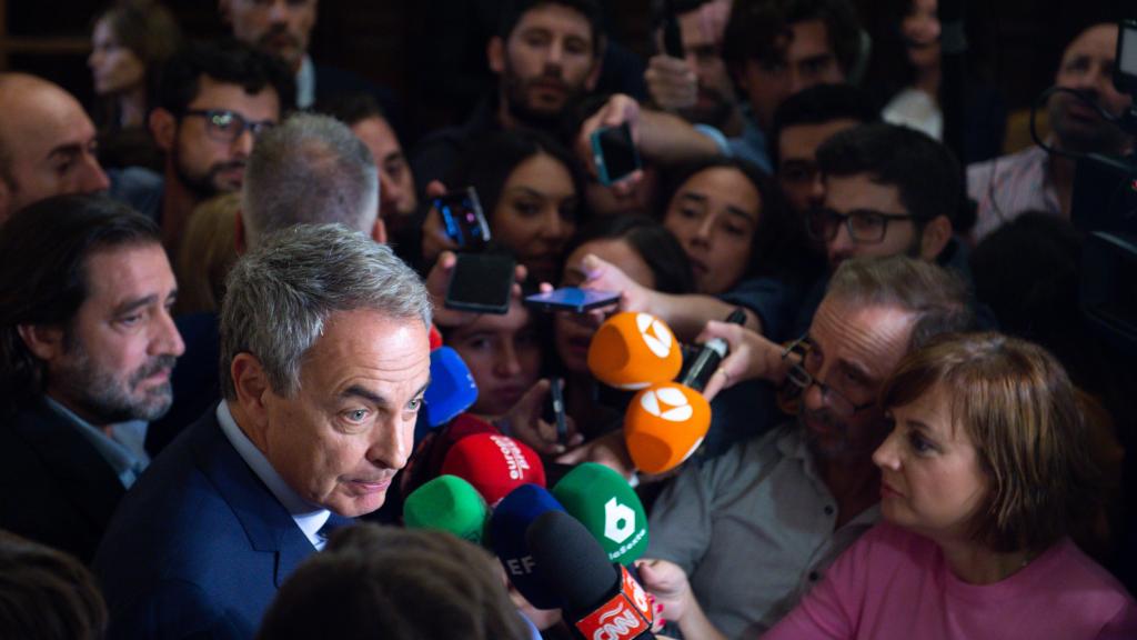 El expresidente José Luis Rodríguez Zapatero atiende a los medios de comunicación en el Ateneo de Madrid.