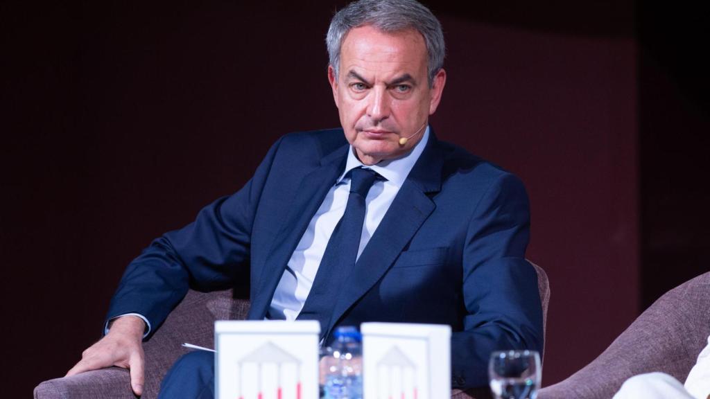 El expresidente Zapatero durante el coloquio sobre un libro que ha coordinado y que ha presentado este martes en el Ateneo de Madrid.