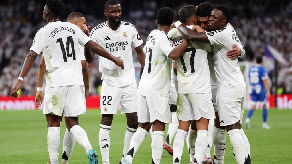 Los jugadores del Real Madrid celebran un gol ante el Alavés.