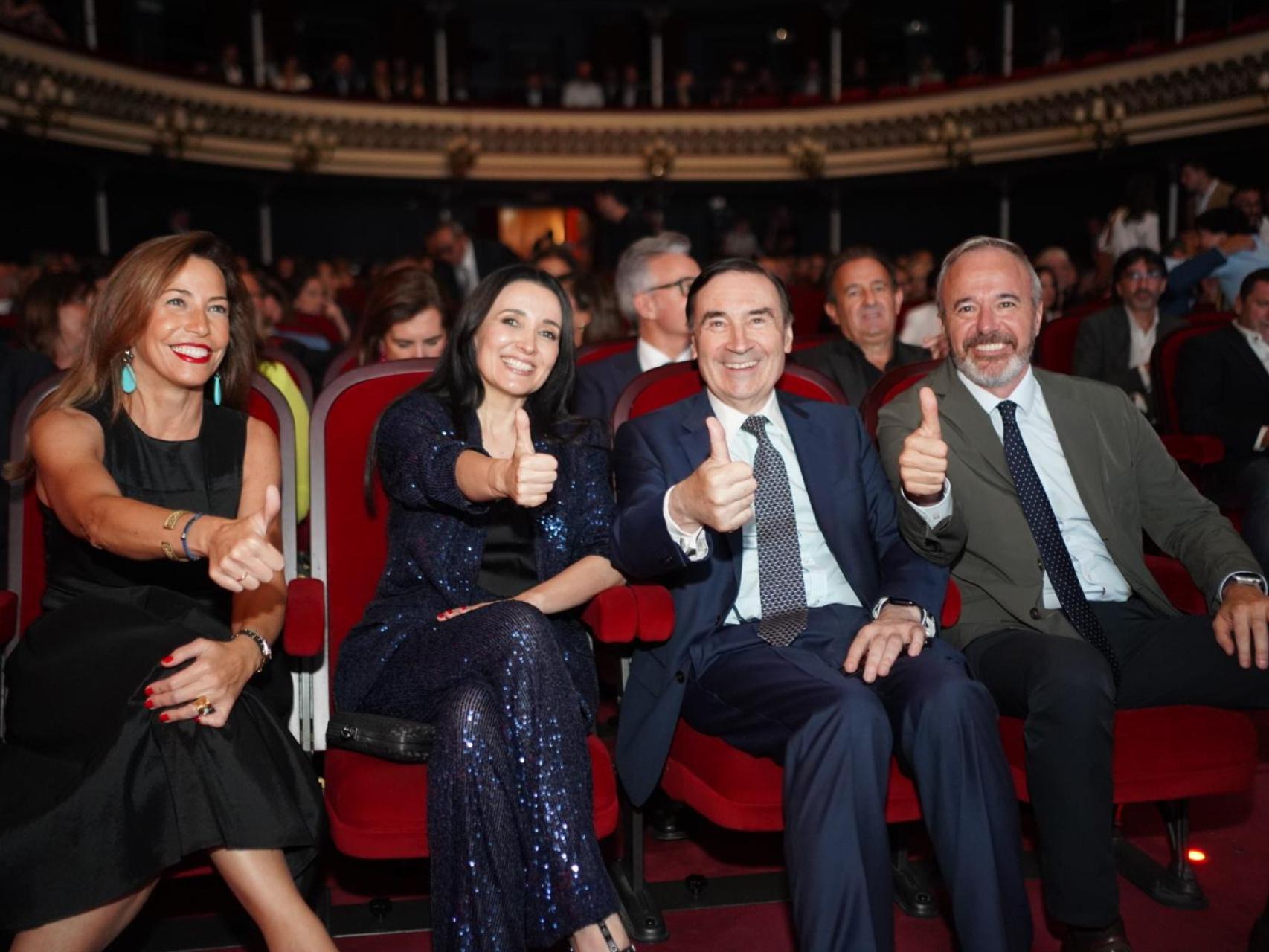 Natalia Chueca, Cruz Sánchez de Lara, Pedro J. Ramírez y Jorge Azcón, en el Teatro Principal de Zaragoza.