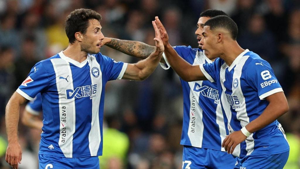 Los jugadores del Alavés celebran un gol en el Bernabéu.