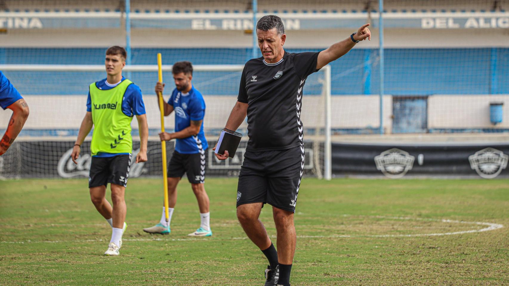 Alejandro Sandroni en uno de sus últimos entranamientos con el equipo.