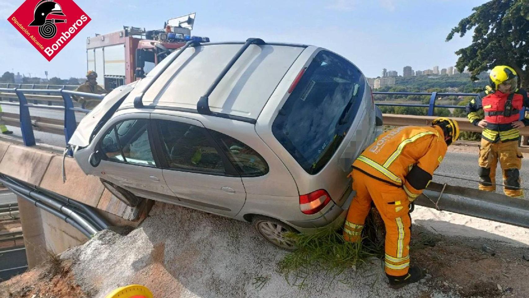 Imagen del coche atrapado sobre el quitamiedos.