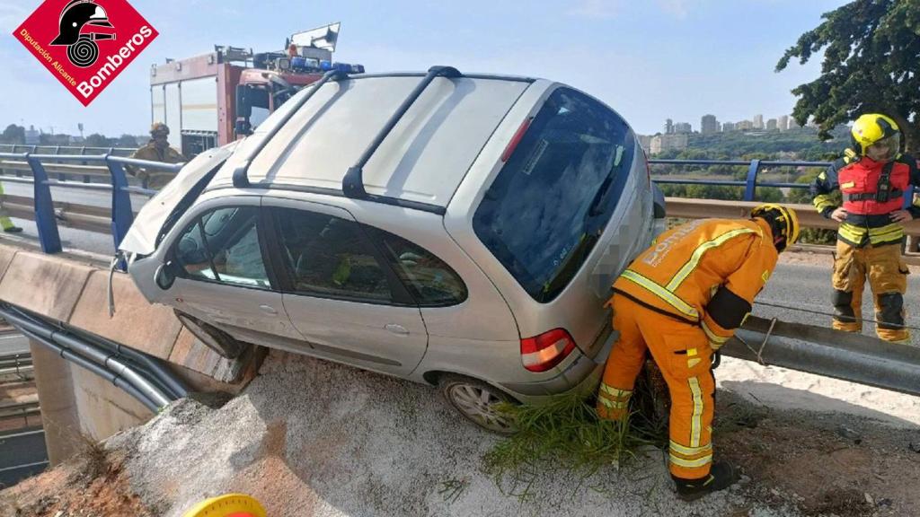 Imagen del coche atrapado sobre el quitamiedos.