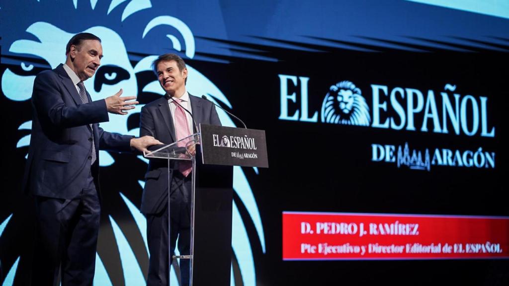 Pedro J. Ramírez y Antonio Ortego en la presentación de El Español de Aragón este martes en el Teatro Principal de Zaragoza.