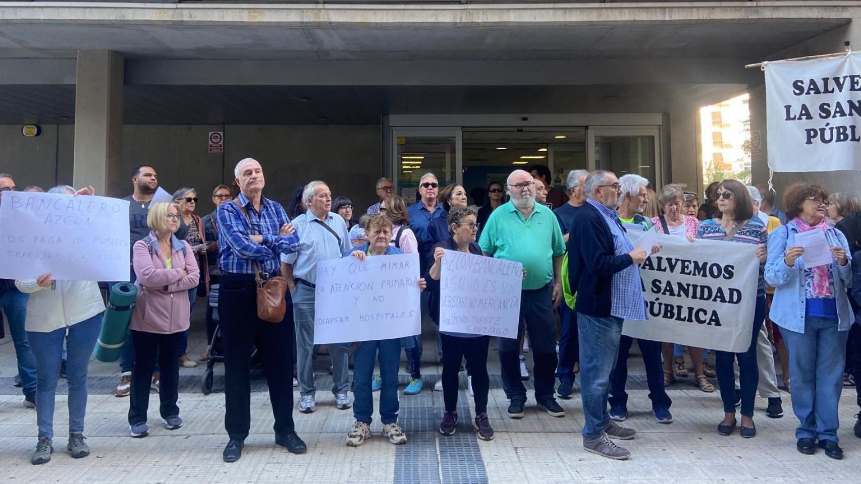 Incertidumbre y hartazgo entre los vecinos de la margen izquierda por el traslado de las urgencias de Amparo Poch