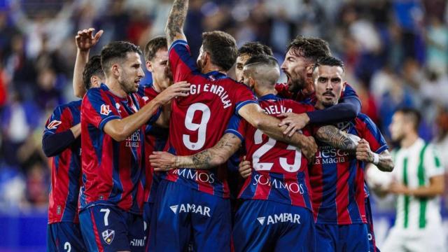 El Huesca golea al Córdoba en un partido loco y Sergi Enrich se estrena como azulgrana