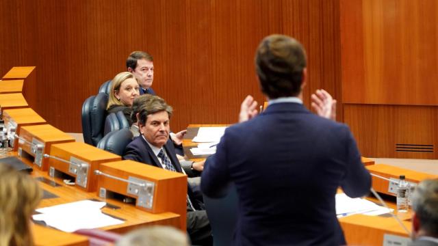 Gallardo, de espaldas, con Mañueo escuchando la intervención