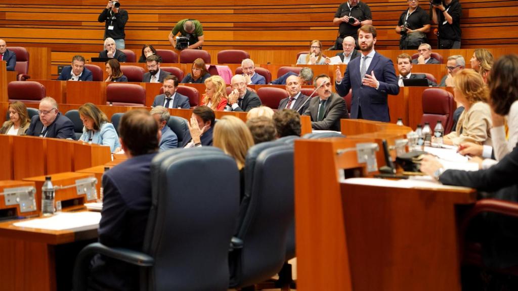 El portavoz de Vox, Juan García-Gallardo, durante su pregunta al presidente de la Junta, Alfonso Fernández Mañueco, en el pleno de las Cortes de este martes