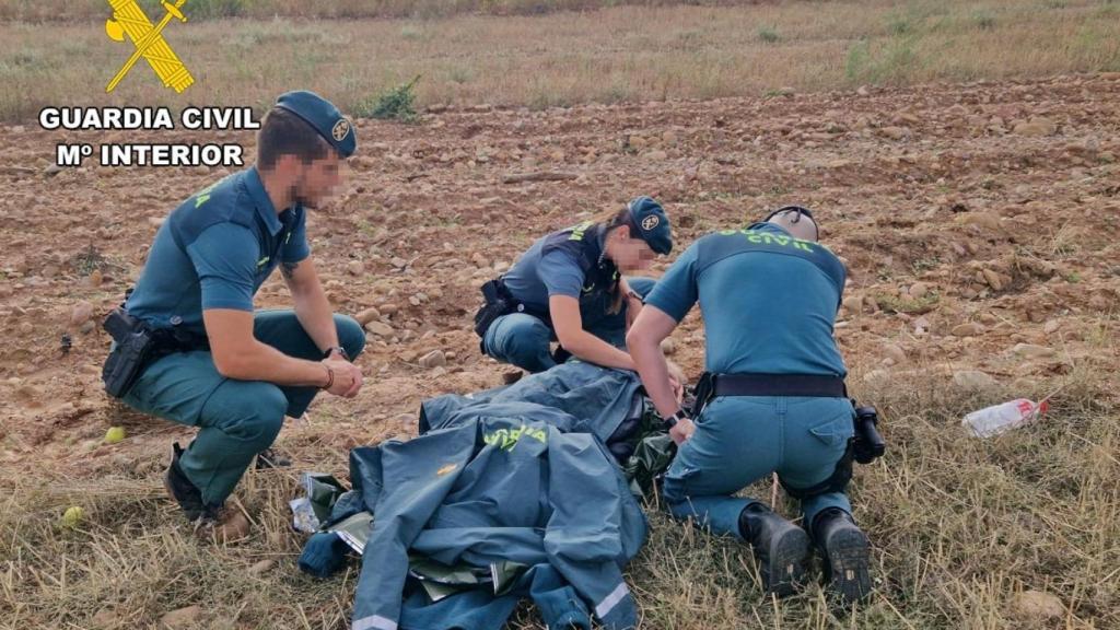 La Guardia Civil atendiendo a la anciana de 92 años desaparecida en un pueblo de Burgos