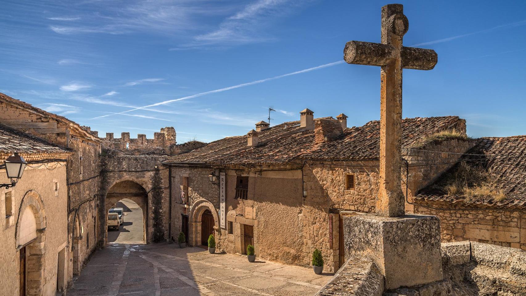 El Arco de la Villa visto desde la Plaza de San Miguel en el municipio segoviano de Maderuelo