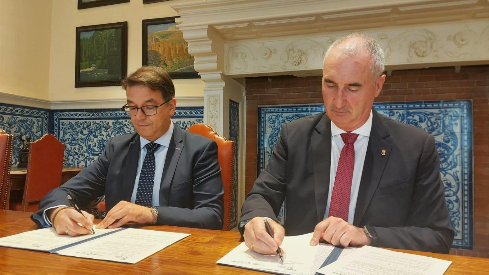 Ángel Luis Llorente, presidente de la Fundación Caja Rural, y José Mazarías, alcalde de Segovia en la firma del convenio.