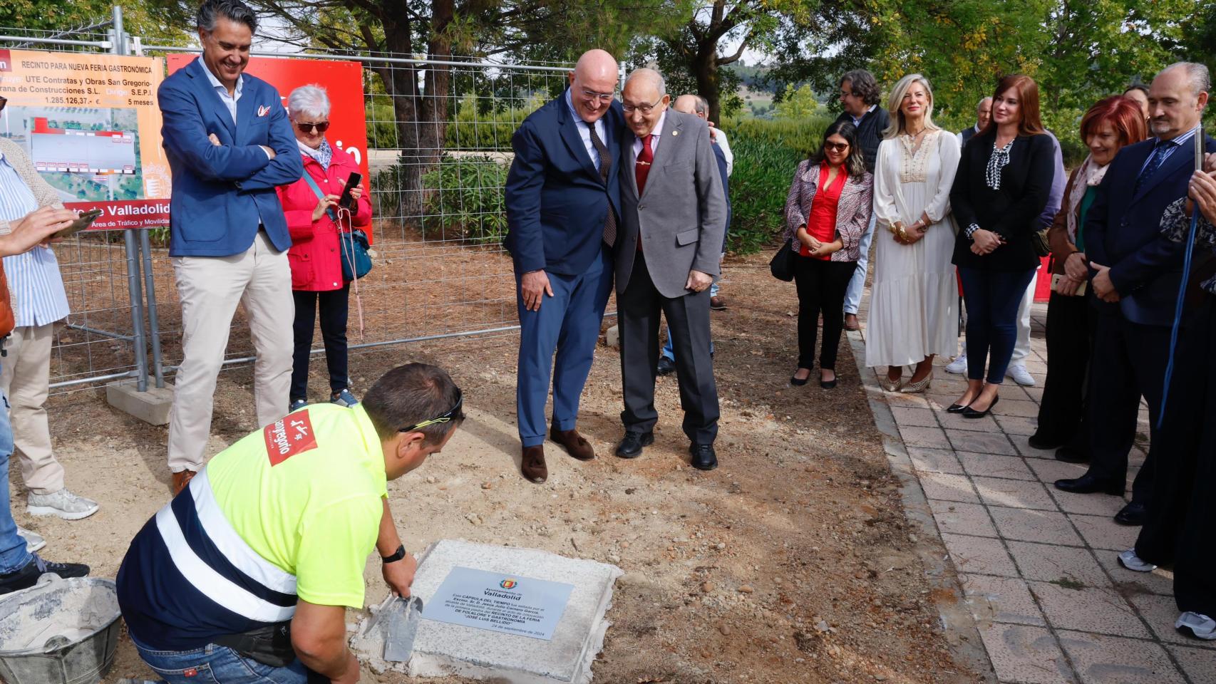 El alcalde de Valladolid, Jesús Julio Carnero, coloca la primera piedra del recinto de la Feria del Folklore y la Gastronomía junto al presidente de la Federación de Casas Regionales en Castilla y León, José Luis Bellido