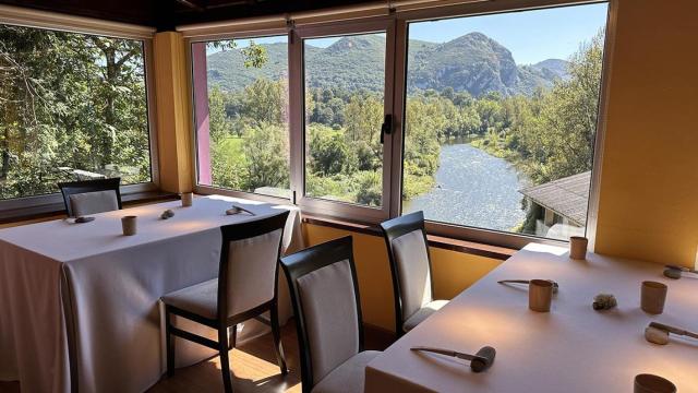 El restaurante junto al río Nalón que prepara una de las mejores fabadas de Asturias