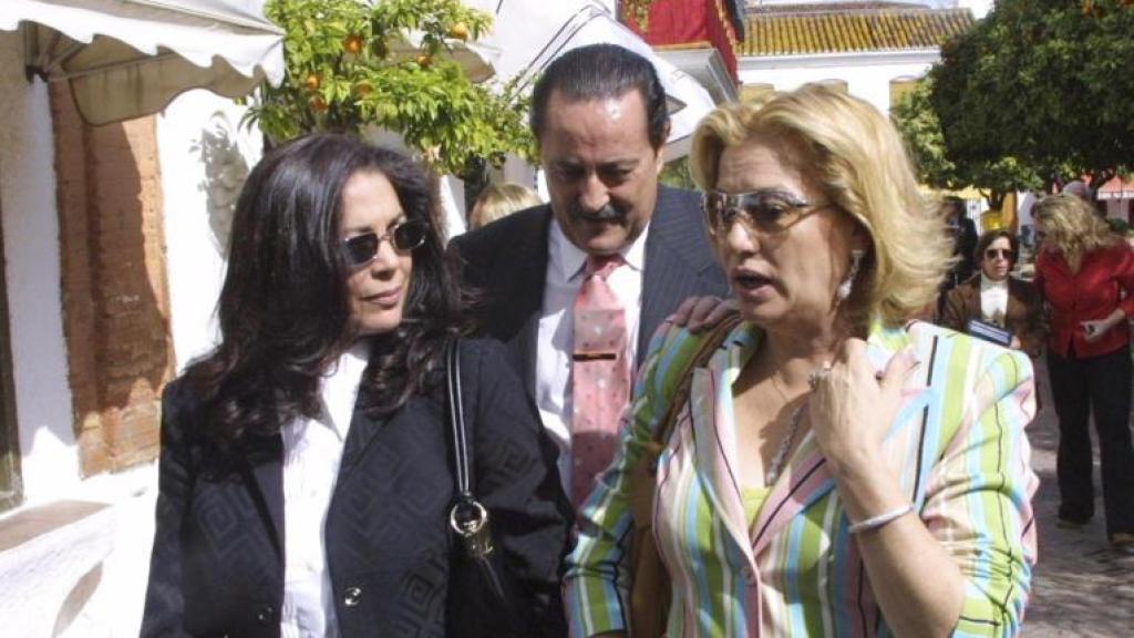 Julián Muñoz, Maite Zaldívar e Isabel Pantoja en Marbella.