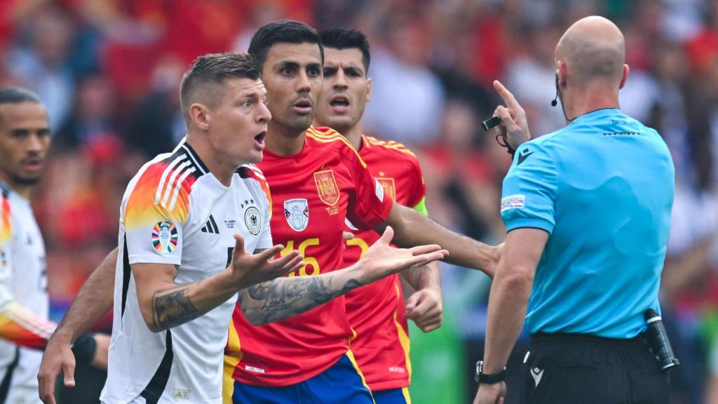 Kroos protesta al árbitro durante el España - Alemania de la Eurocopa