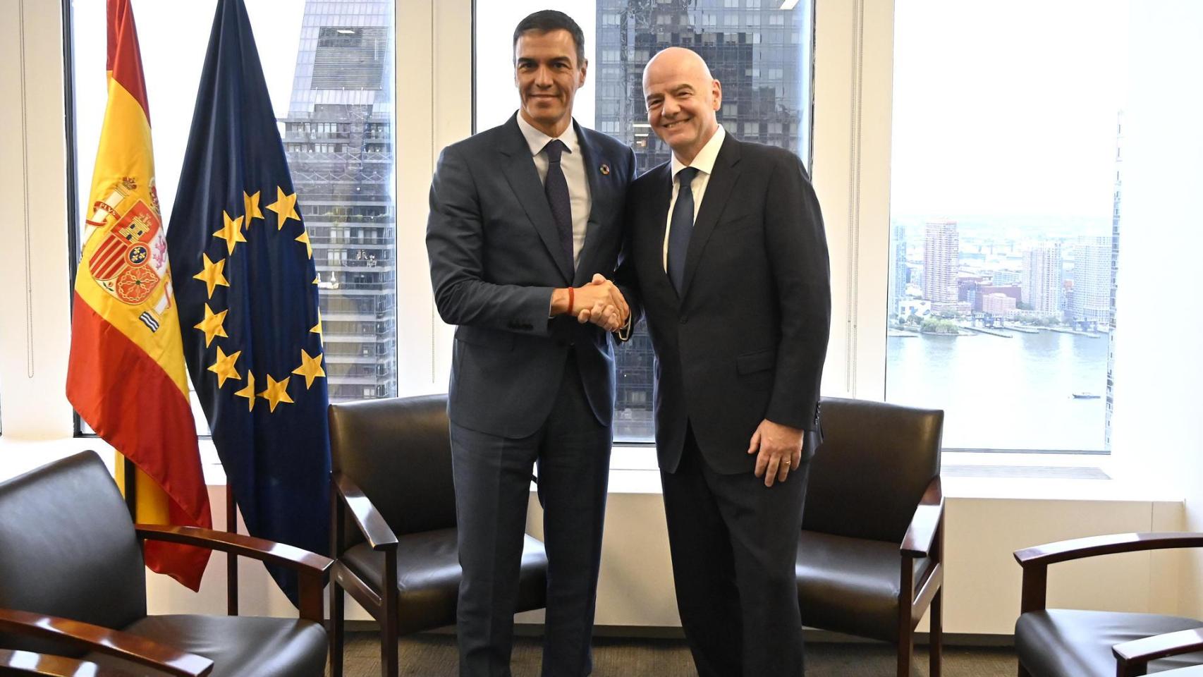 El presidente del Gobierno de España, Pedro Sánchez, y el presidente de la FIFA, Gianni Infantino (d), durante el encuentro celebrado este lunes en la sede de la ONU en Nueva York.