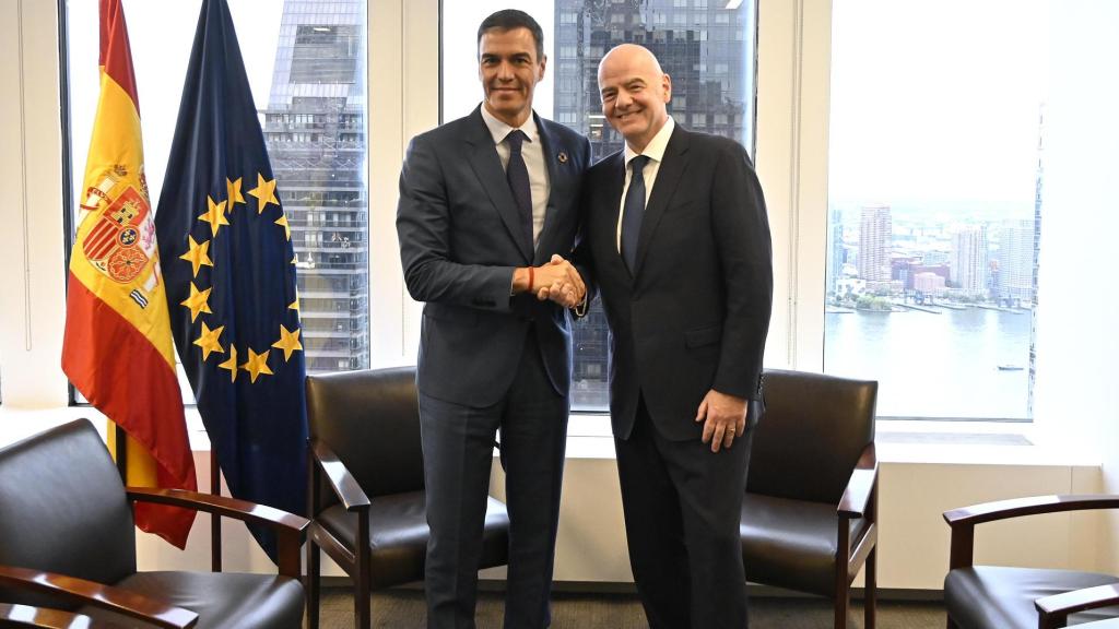 El presidente del Gobierno de España, Pedro Sánchez, y el presidente de la FIFA, Gianni Infantino (d), durante el encuentro celebrado este lunes en la sede de la ONU en Nueva York.